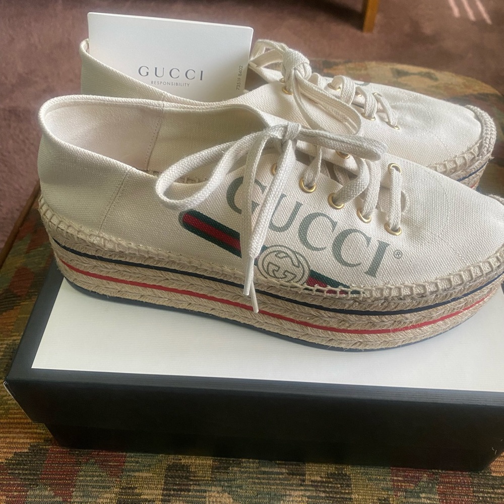 Gucci shoe's, women's size 9, cream
